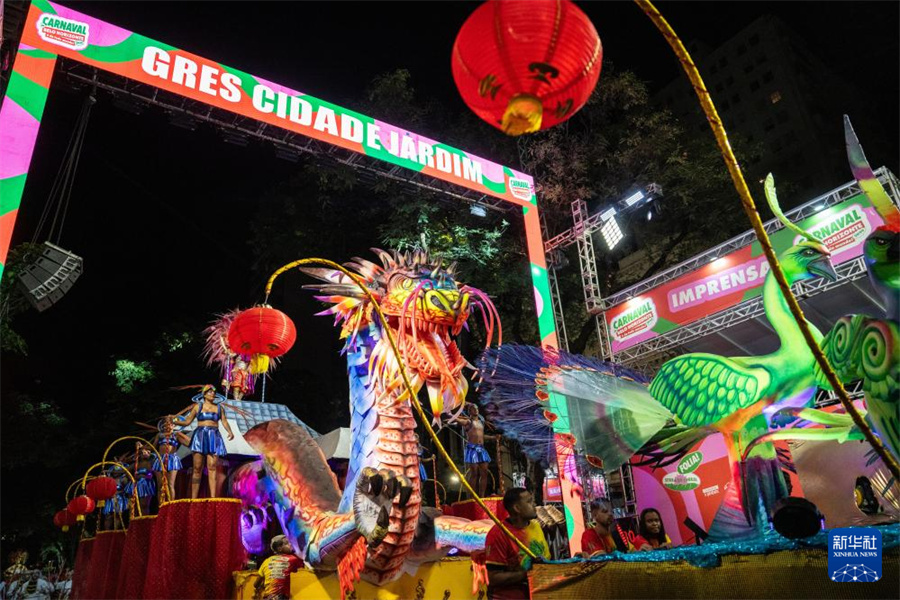 這是2月14日凌晨在巴西貝洛奧里藏特拍攝的“城市花園”舞校的花車。新華社記者 王天聰攝