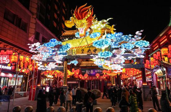 2月11日，游客在沈陽中街游覽。春節(jié)期間，各地?zé)艋痂?、火樹銀花，呈現(xiàn)出一幕幕流光溢彩的視覺盛宴。（新華社記者潘昱龍攝）