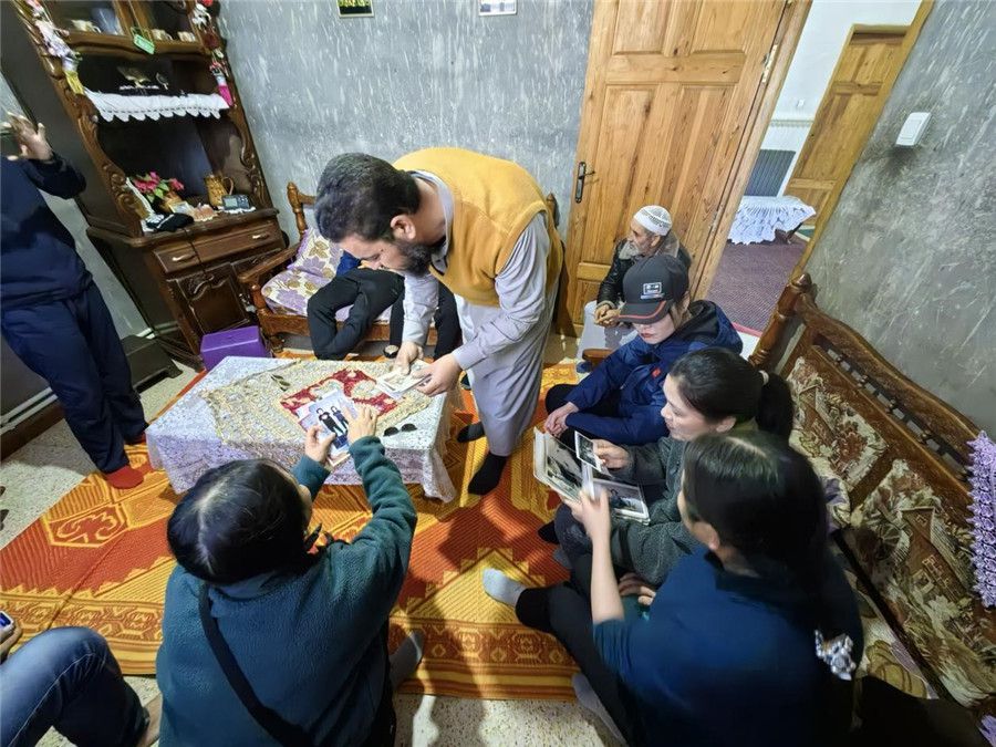 穆罕默德醫(yī)生講述與中國醫(yī)生結(jié)緣的老照片。中國第28批援阿爾及利亞醫(yī)療隊(duì)塞地夫分隊(duì)供圖