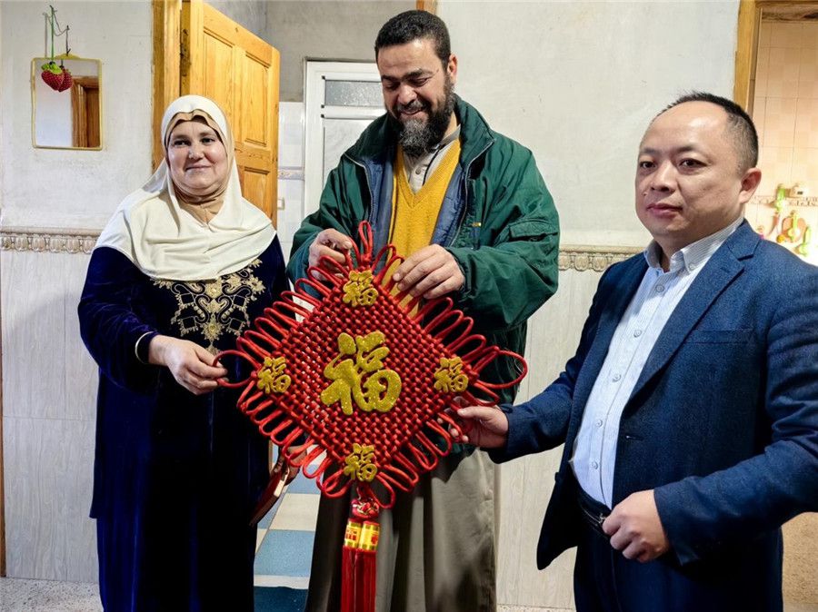 中國醫(yī)生向穆罕默德贈(zèng)送中國新春福字。中國第28批援阿爾及利亞醫(yī)療隊(duì)塞地夫分隊(duì)供圖