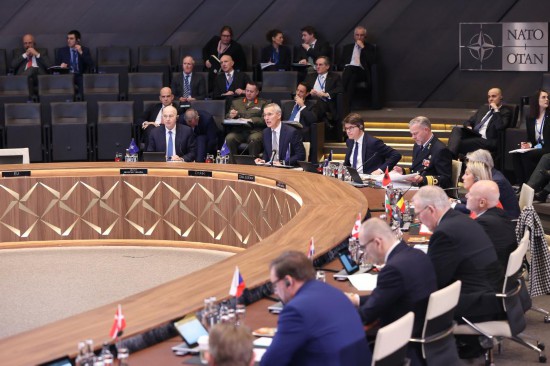 這是2月15日在比利時(shí)布魯塞爾拍攝的北約防長(zhǎng)會(huì)現(xiàn)場(chǎng)。為期一天的北約成員國(guó)國(guó)防部長(zhǎng)會(huì)議15日在比利時(shí)首都布魯塞爾結(jié)束。會(huì)議就加強(qiáng)北約的威懾和防御以及對(duì)烏克蘭的支持等問(wèn)題展開討論。新華社記者趙丁喆攝