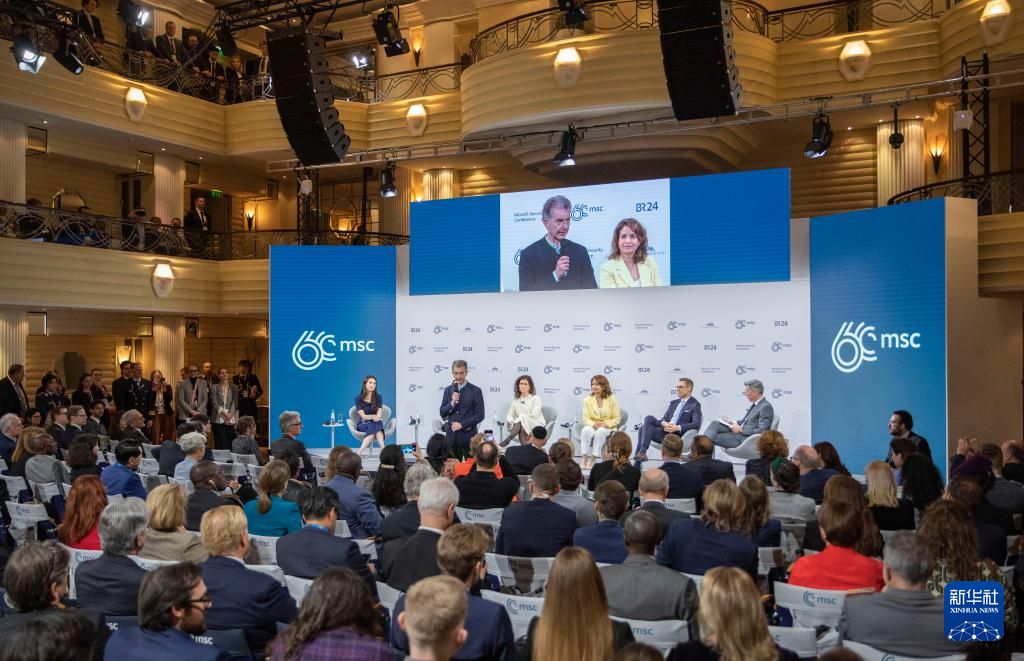 2月18日，慕安會主席克里斯托夫·霍伊斯根（中左二）在德國慕尼黑舉行的第60屆慕尼黑安全會議上發(fā)表閉幕致辭。新華社記者 張帆 攝