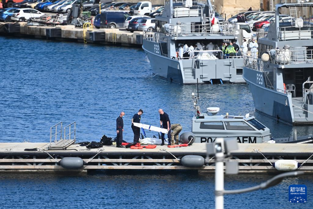 2月23日，在馬耳他皮耶塔，工作人員準備搬運一具非法移民遇難者遺體。新華社發(fā)（喬納森·博格攝）