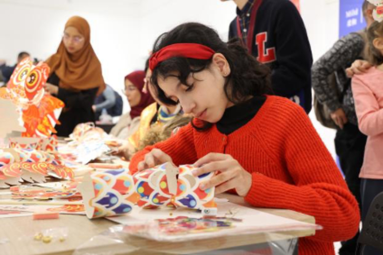 參與者在制作元宵彩燈。拉巴特中國文化中心供圖