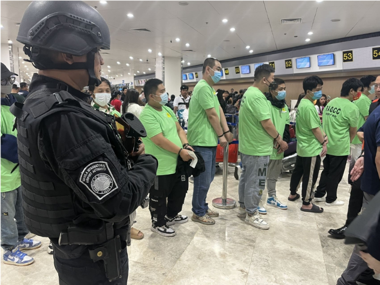 中國和菲律賓兩國執(zhí)法部門合作遣返在菲從事離岸博彩的中國公民。駐菲律賓使館供圖