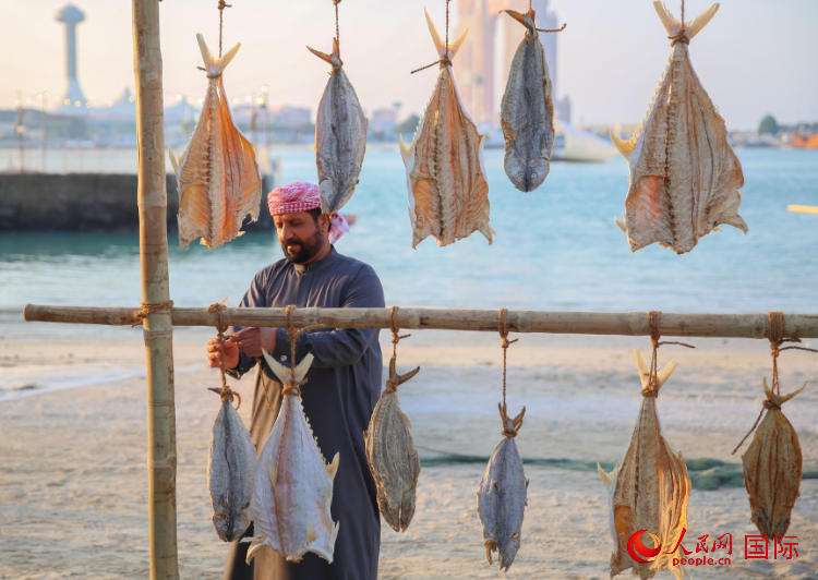    手工藝者展示如何晾曬魚(yú)干。人民網(wǎng) 塔里克·易卜拉欣攝