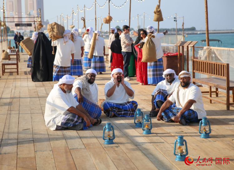 演藝人員展示售賣(mài)產(chǎn)品的場(chǎng)景。人民網(wǎng) 塔里克·易卜拉欣攝