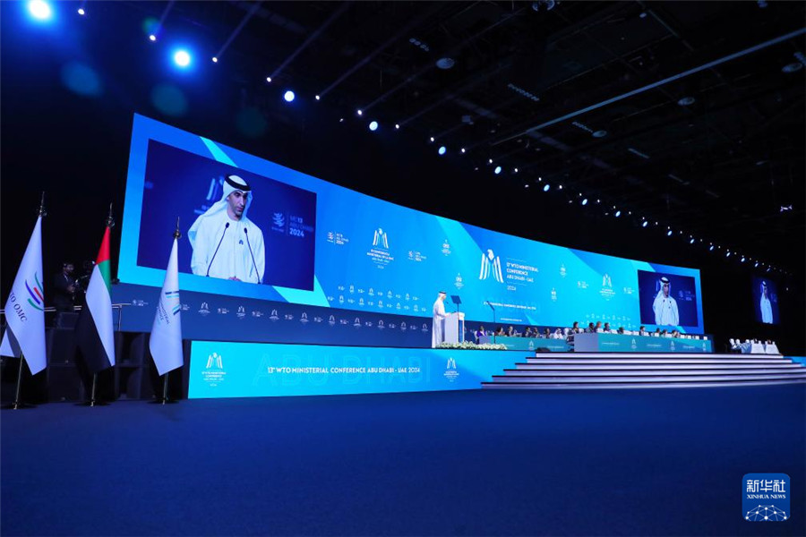 2月26日，在阿聯(lián)酋首都阿布扎比，阿聯(lián)酋外貿(mào)國(guó)務(wù)部長(zhǎng)、世貿(mào)組織第13屆部長(zhǎng)級(jí)會(huì)議主席薩尼·澤尤迪在世界貿(mào)易組織第13屆部長(zhǎng)級(jí)會(huì)議開幕式上致辭。新華社發(fā)（世界貿(mào)易組織供圖）