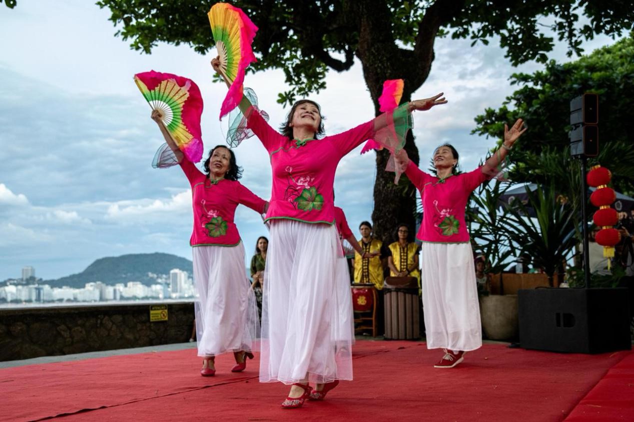 當?shù)貢r間2月24日晚，2024年元宵節(jié)慶祝活動在巴西里約熱內(nèi)盧市科帕卡巴納要塞舉辦。巴西山河文化促進中心供圖