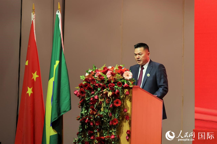 巴西和統(tǒng)會(huì)新任會(huì)長(zhǎng)張小春發(fā)表就職演講。人民網(wǎng)記者 時(shí)元皓攝