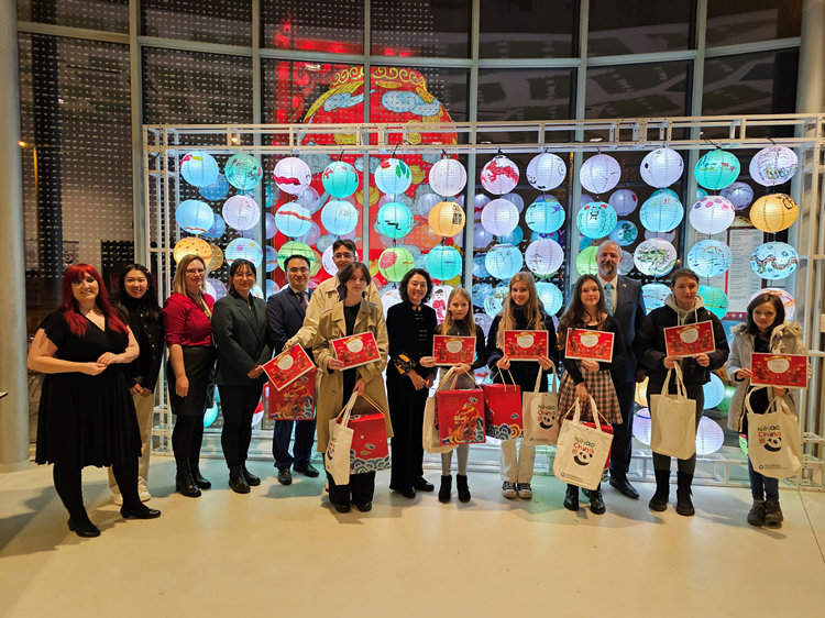 獲獎(jiǎng)學(xué)生合影。翟朝暉攝