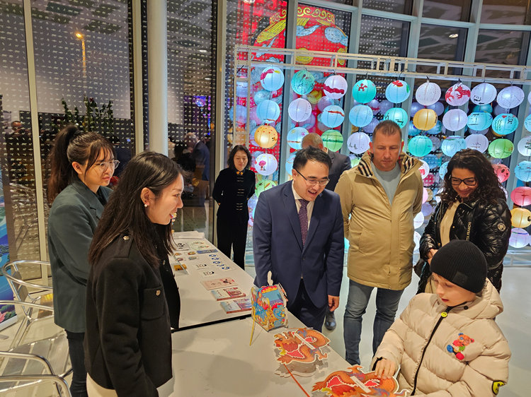 匈牙利小朋友猜燈謎。翟朝暉攝