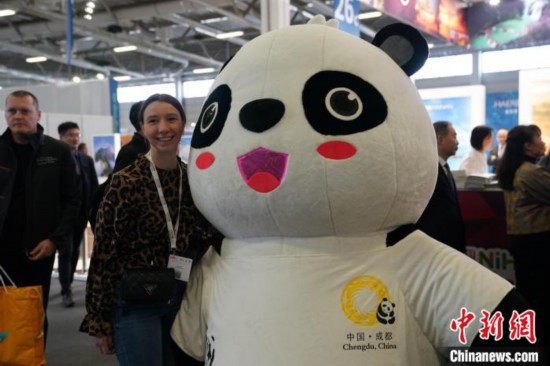 3月5日，2024年柏林國際旅游交易會(huì)(ITB)在柏林會(huì)展中心拉開帷幕。以“你好！中國”為主題的中國展區(qū)當(dāng)日亮相展會(huì)。圖為觀眾與大熊貓人偶合影。中新社記者 馬秀秀 攝