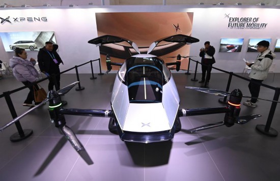 2023年12月1日，在鏈博會(huì)智能汽車鏈展區(qū)小鵬汽車展臺(tái)，參觀者觀看一臺(tái)智能飛行器。新華社記者蔡湘鑫攝
