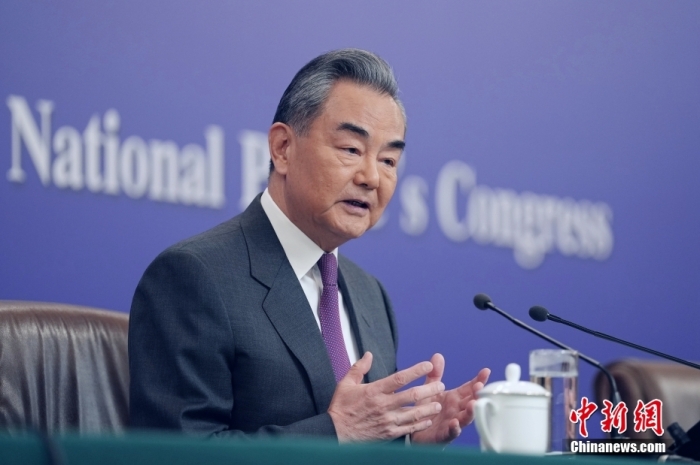 3月7日，十四屆全國(guó)人大二次會(huì)議在北京舉行記者會(huì)，中共中央政治局委員、外交部長(zhǎng)王毅就中國(guó)外交政策和對(duì)外關(guān)系相關(guān)問(wèn)題回答中外記者提問(wèn)。<a target='_blank' href='/'><p  align=