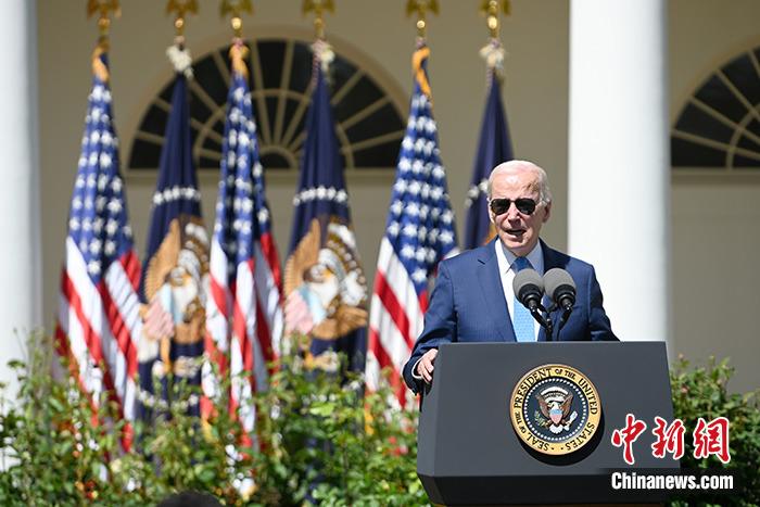 當(dāng)?shù)貢r(shí)間4月25日，美國(guó)總統(tǒng)、民主黨人拜登以一段競(jìng)選視頻宣傳片，正式宣布2024年競(jìng)選連任。資料圖為拜登在白宮。 <a target='_blank' href='/' _fcksavedurl='/'><p  align=
