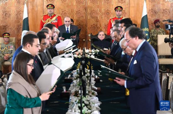   這是3月11日在巴基斯坦首都伊斯蘭堡總統(tǒng)府拍攝的內(nèi)閣宣誓就職儀式。巴基斯坦新內(nèi)閣的19名成員11日在巴總統(tǒng)扎爾達(dá)里和總理夏巴茲見證下，在首都伊斯蘭堡總統(tǒng)府宣誓就職。新華社發(fā)（巴基斯坦新聞與廣播部下轄媒體信息部門供圖）