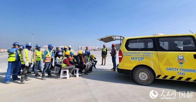 安全宣講出租車在現(xiàn)場(chǎng)播放安全視頻。人民網(wǎng)記者 管克江攝