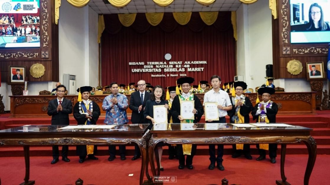 西華大學(xué)、三一一大學(xué)、印尼鋰源新材料有限公司、四川鋰源新能源有限公司四方共同簽署國際合作協(xié)議。印尼三一一大學(xué)孔子學(xué)院供圖