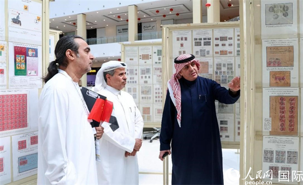 觀眾在欣賞集郵展作品。人民網(wǎng)記者 任皓宇攝