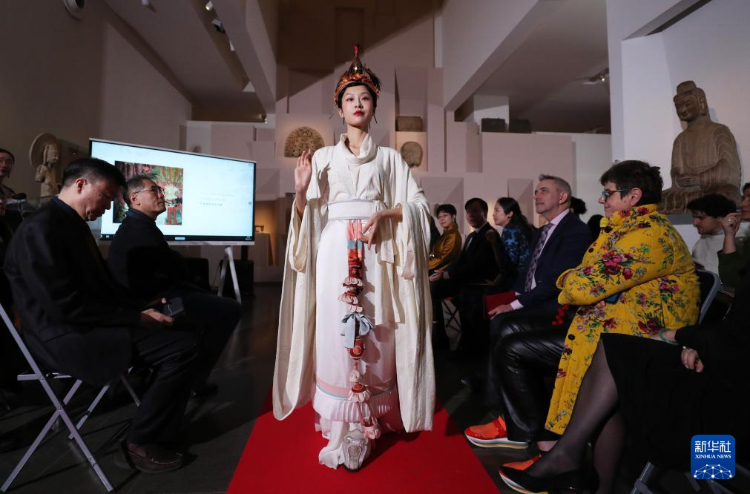 3月13日，在位于法國巴黎的吉美國立亞洲藝術博物館，模特展示敦煌復原服飾。新華社記者 高靜 攝