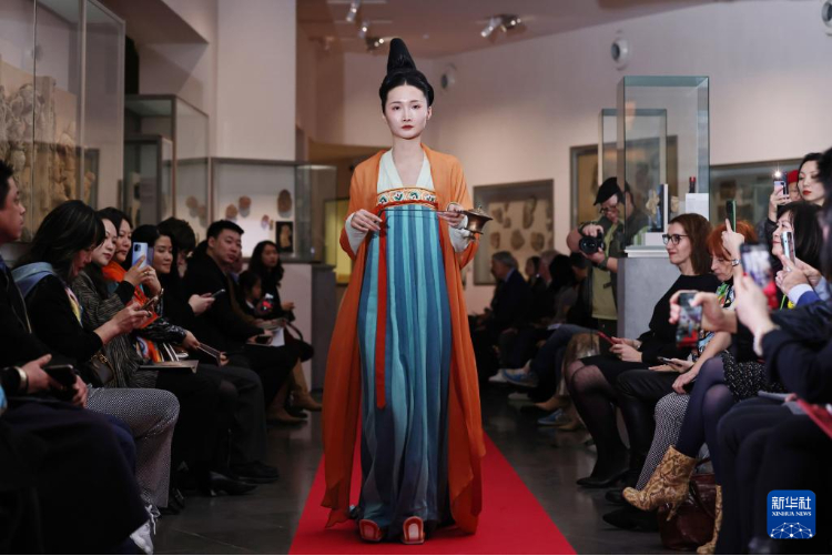 3月13日，在位于法國巴黎的吉美國立亞洲藝術博物館，模特展示敦煌復原服飾。新華社記者 高靜 攝