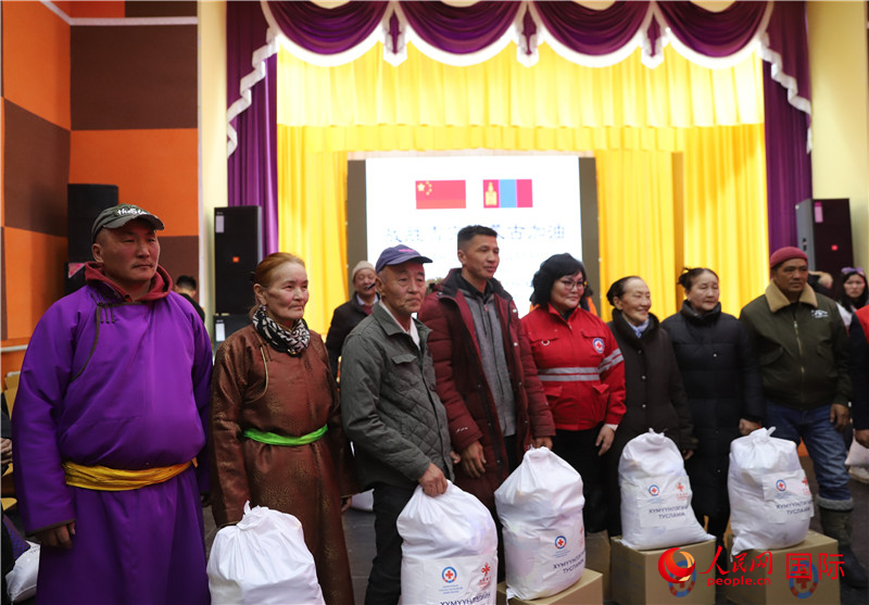 3月18日，向受災(zāi)牧民分發(fā)中方賑災(zāi)物資現(xiàn)場。人民網(wǎng)記者 霍文攝