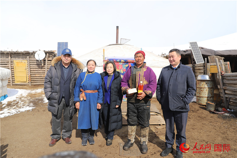 5.3月18日，沈大使與牧民及縣領(lǐng)導(dǎo)合影。人民網(wǎng)記者 霍文攝