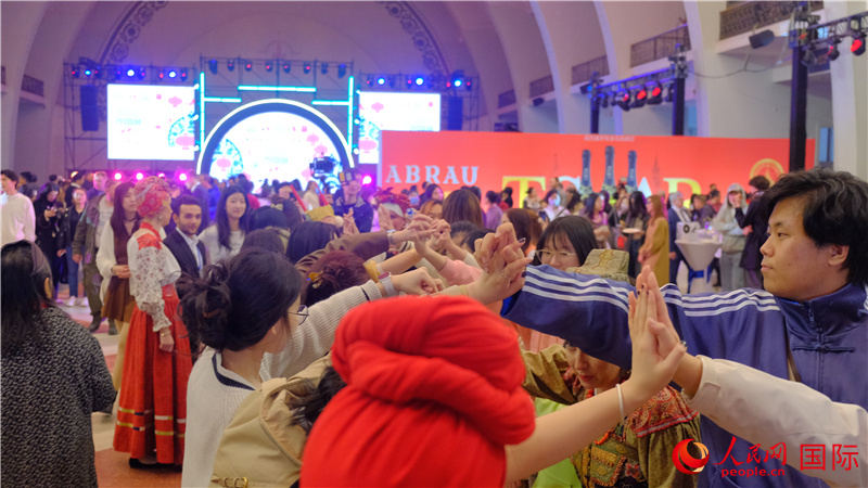 中俄觀眾在現(xiàn)場參與俄羅斯民俗互動游戲。人民網(wǎng) 褚夢琦攝