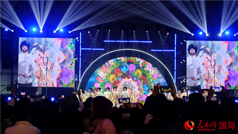 中俄觀眾欣賞俄羅斯傳統(tǒng)歌舞表演。人民網(wǎng) 褚夢琦攝