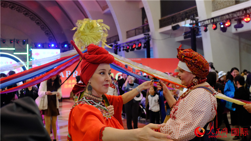 中俄觀眾在現(xiàn)場參與俄羅斯民俗互動游戲。人民網(wǎng) 褚夢琦攝