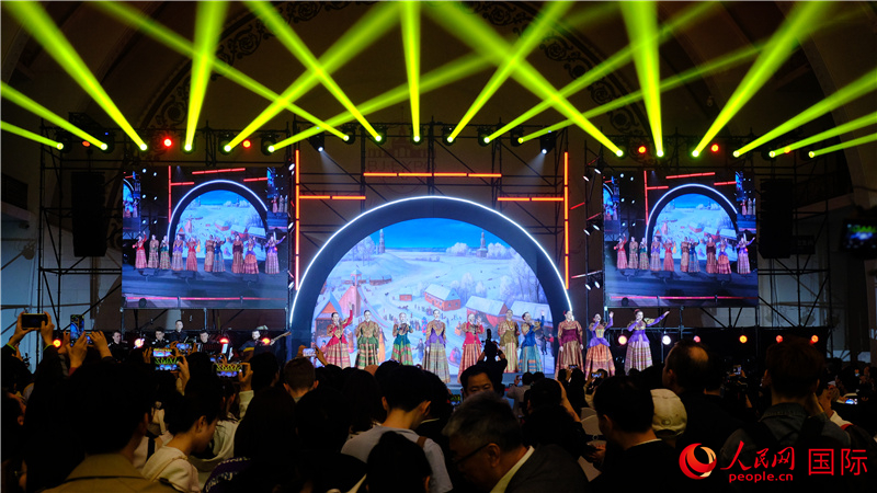 中俄觀眾欣賞俄羅斯傳統(tǒng)歌舞表演。人民網(wǎng) 褚夢琦攝