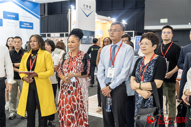 現場嘉賓參與捐贈儀式。人民日報非洲中心分社 希拉茲·莫林攝