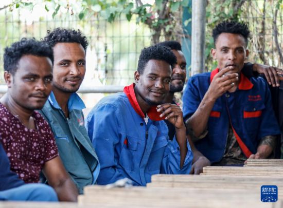 2024年2月16日，在埃塞俄比亞杜凱姆市的東方工業(yè)園，工人在工作間隙休息。 新華社記者 李亞輝 攝