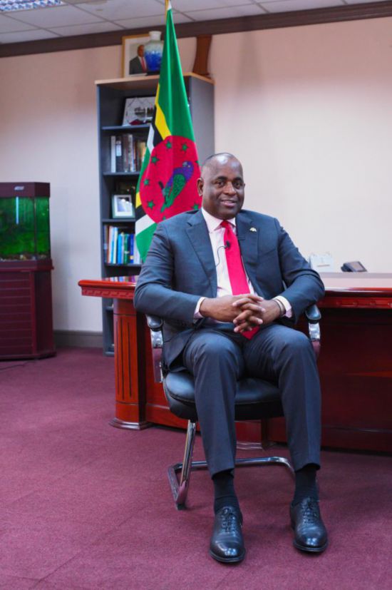 3月4日，多米尼克總理斯凱里特在首都羅索的總理辦公室接受新華社記者獨家專訪。新華社記者 趙凱 攝