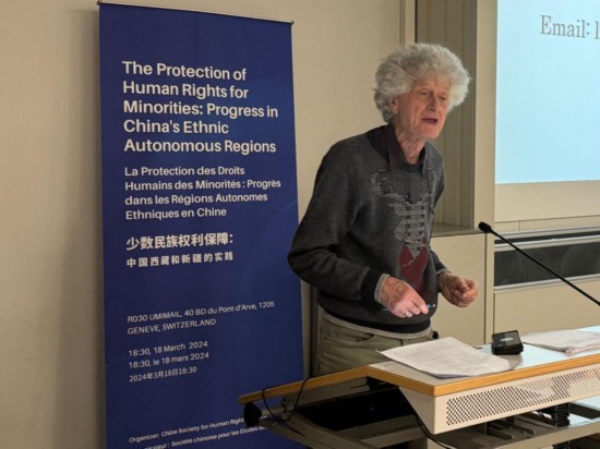 3月18日，由中國(guó)人權(quán)研究會(huì)主辦的“少數(shù)民族權(quán)利保障：中國(guó)西藏和新疆實(shí)踐”主題講座在瑞士日內(nèi)瓦舉行。圖為比利時(shí)知名藏學(xué)家安德烈·拉克魯瓦在講座上發(fā)言。新華社記者石松攝