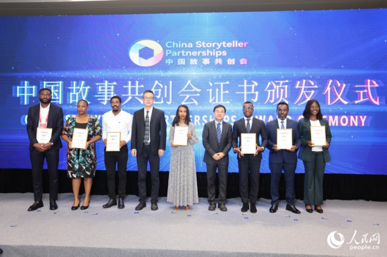 現(xiàn)場(chǎng)頒發(fā)證書。人民網(wǎng)記者 陳博攝