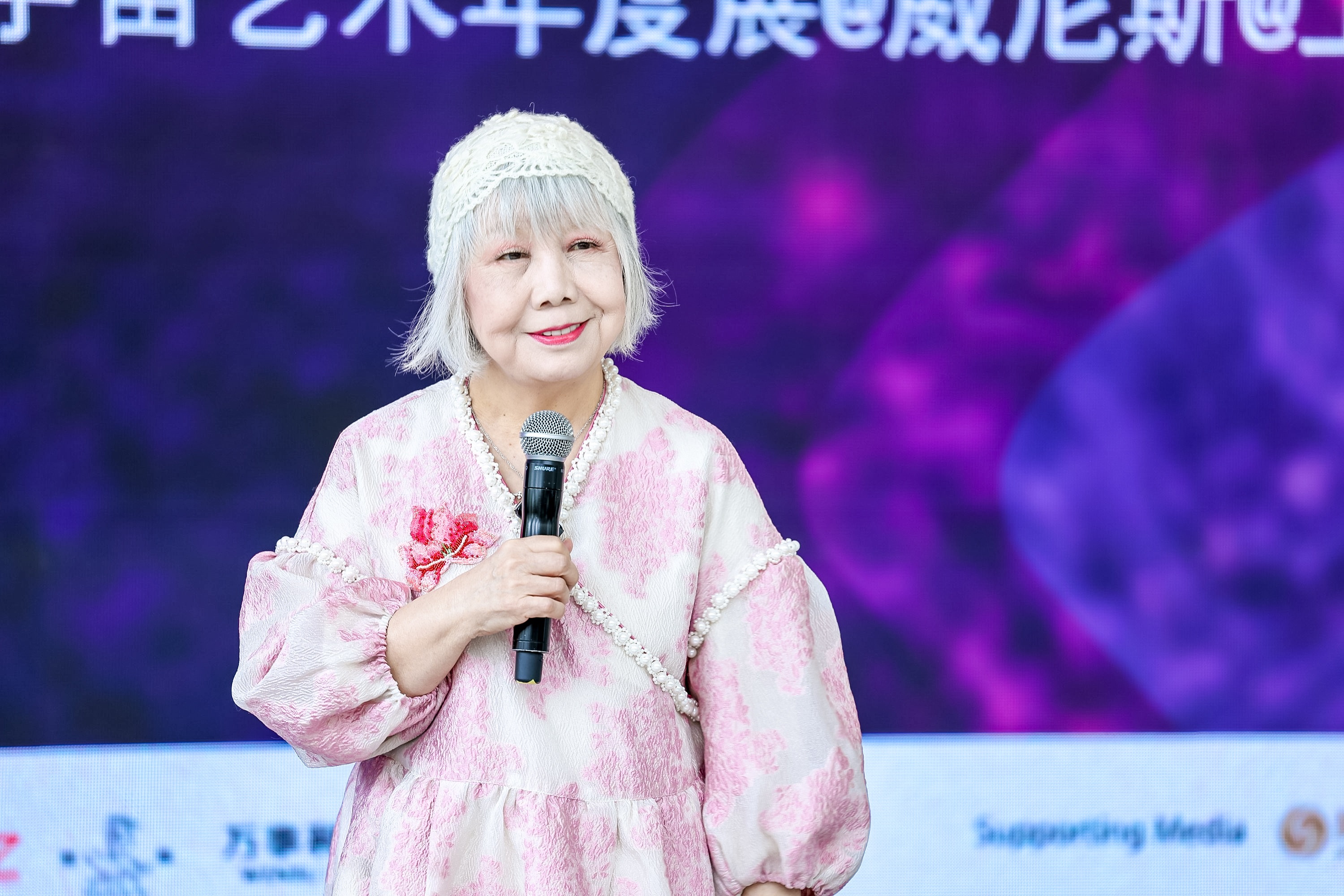 圖3：資深策展人、藝評(píng)家、臺(tái)北實(shí)踐大學(xué)教授陸蓉之致辭（圖片：鳳凰中心）