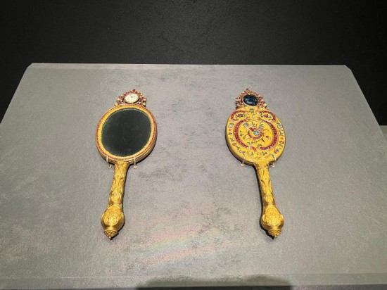 銅鍍金鑲表橢圓把鏡。新華社記者徐壯 攝