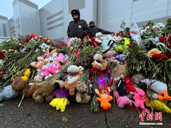 當(dāng)?shù)貢r(shí)間3月24日，俄羅斯全國(guó)哀悼日，悼念22日發(fā)生在莫斯科州克拉斯諾戈?duì)査箍耸小翱肆_庫(kù)斯城”音樂(lè)廳恐怖襲擊事件中的遇難者。此次恐襲已導(dǎo)致137人遇難，150多人受傷。圖為民眾在恐襲事件現(xiàn)場(chǎng)附近敬獻(xiàn)的鮮花和毛絨玩具。<a target='_blank' href='/'><p  align=