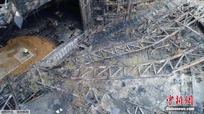 當(dāng)?shù)貢r間2024年3月26日下午，據(jù)俄羅斯緊急情況部公布的消息，莫斯科州“克羅庫斯城”音樂廳恐怖襲擊事件的搜救工作已經(jīng)全部結(jié)束。據(jù)介紹，工作人員已完成現(xiàn)場滅火救援以及廢墟清理的工作。圖為發(fā)生恐怖襲擊事件后音樂廳內(nèi)部滿目瘡痍。（視頻截圖）