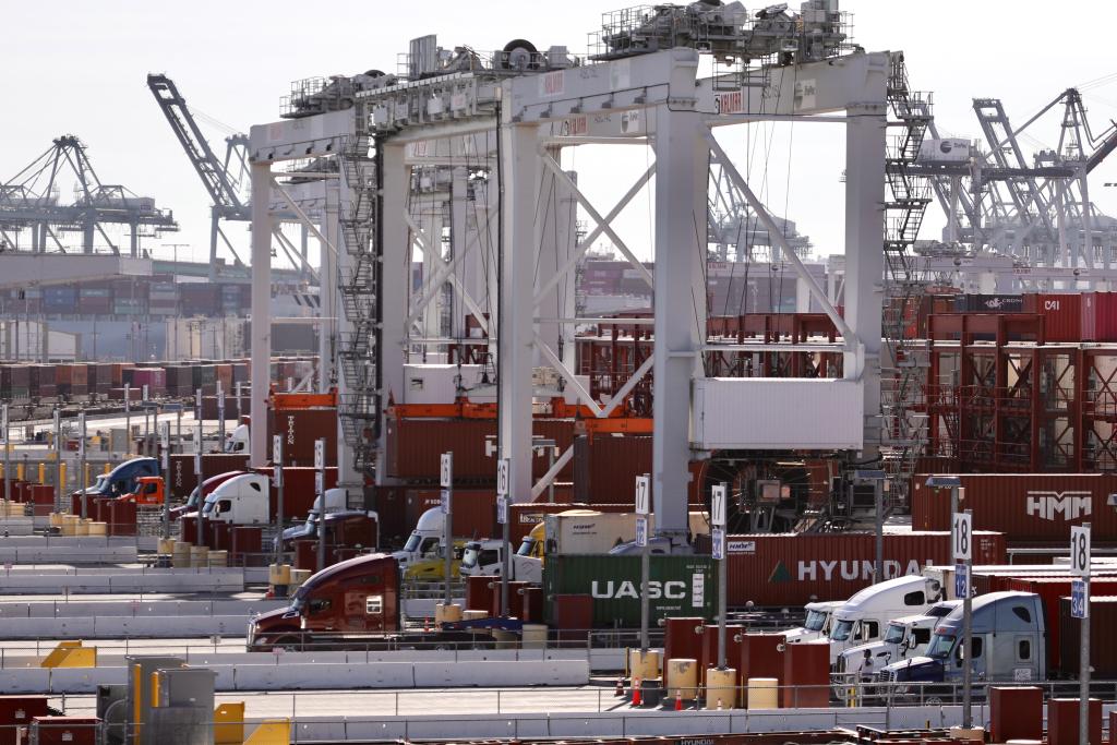 2021年10月29日拍攝的美國(guó)加利福尼亞州洛杉磯港景象。新華社發(fā)