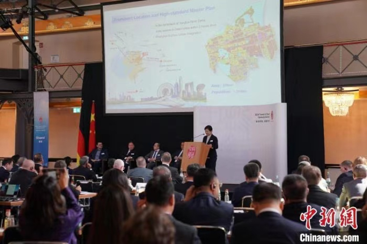 當(dāng)?shù)貢r(shí)間4月5日，由中國(guó)商務(wù)部主辦的“投資中國(guó)”德國(guó)專場(chǎng)推介活動(dòng)在斯圖加特市舉行。中新社記者 馬秀秀 攝