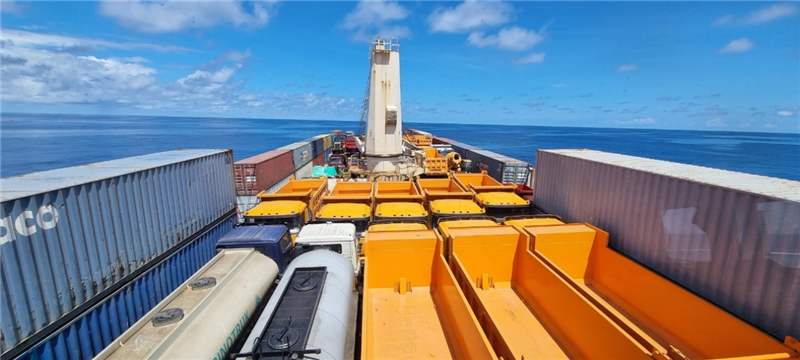 中蘇海運直航貨輪在海上行駛。中國駐蘇里南大使館供圖