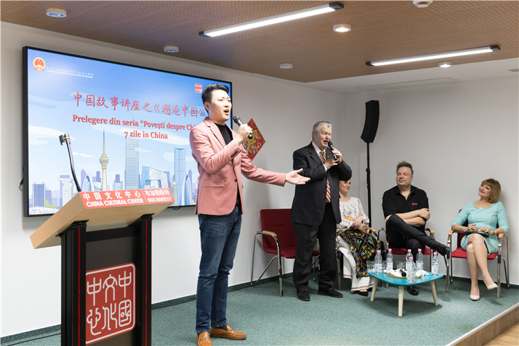 中國青年男高音歌唱家方瀧與奧爾基·圖爾達(dá)合唱羅語歌曲。布加勒斯特中國文化中心供圖。