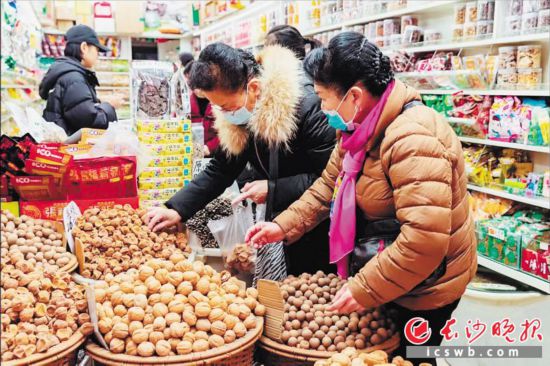 　　在長沙南門口菜市場附近的一家炒貨店內(nèi)，市民正在選購年貨?！　￠L沙晚報全媒體記者 范宏歡 攝