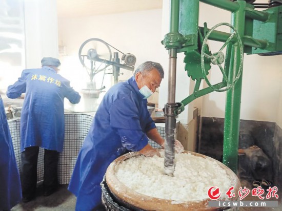 　　作坊里工人正在進行粉絲生產。受訪者供圖