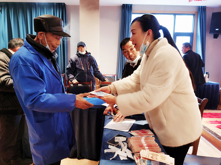 村民領(lǐng)取分紅金。朝天區(qū)融媒體中心供圖