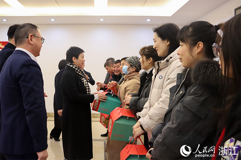 杭州市上城區(qū)“我為年夜飯?zhí)淼啦恕睈坌亩Y盒正式啟送。人民網(wǎng) 秦文攝