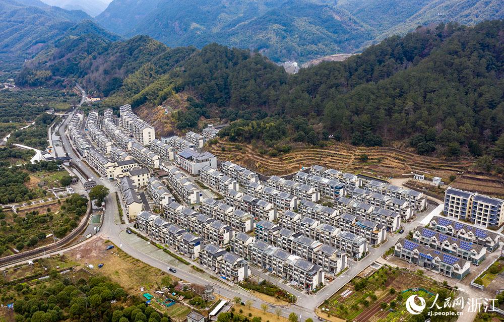 近日，航拍寧波市海曙區(qū)龍觀鄉(xiāng)李岙村屋頂光伏項(xiàng)目。人民網(wǎng) 章勇濤攝